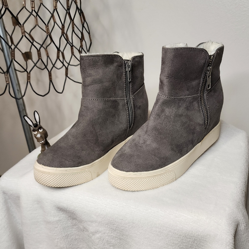 Universal Thread Insulated Shoe